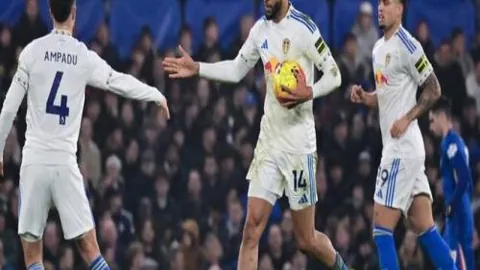 霍勒迪首节三分球四投三中，高效贡献11分表现突出